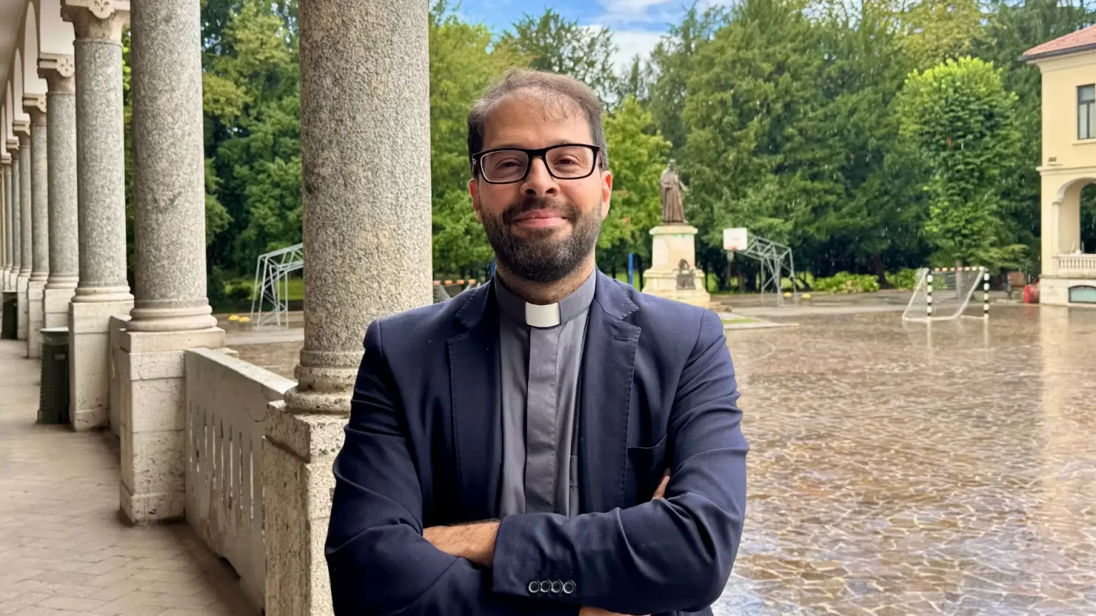 Don Giorgio, sorridente e in abiti ecclesiastici presso il Villoresi